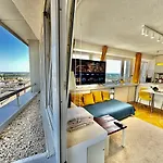 Apartment Sun Clima/ac Metro X2 Fast Wifi 500 Mbs 70'tv Netflix Appletv Hbo *